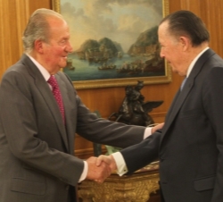 Su Majestad el Rey recibe el saludo del presidente de FONDENA, Su Alteza Real el Infante Don Carlos